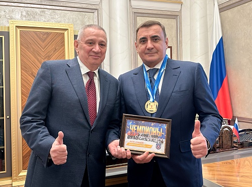 Александр Шамсутдинов передал золотую медаль Чемпионата России  по хоккею-следж Помощнику Президента РФ Алексею Геннадьевичу Дюмину   - фото 0