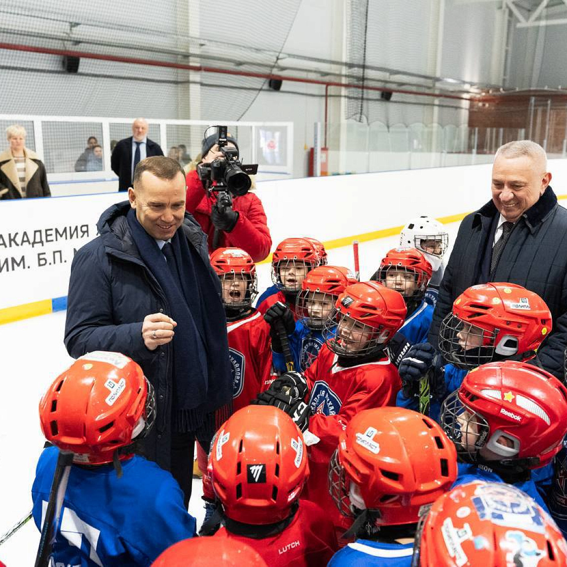 Председатель совета директоров ГК «Полипласт» Александр Зинурович Шамсутдинов и губернатор Курганской области Вадим Михайлович Шумков встретились с хоккеистами «Академии Михайлова»