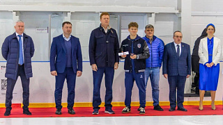 Заместитель министра спорта РФ Александр Александрович Никитин вручил спортивное звание «Мастер спорта России» хоккеисту «АКМ-следж» Кириллу Афонасову