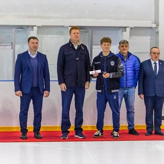 Заместитель министра спорта РФ Александр Александрович Никитин вручил спортивное звание «Мастер спорта России» хоккеисту «АКМ-следж» Кириллу Афонасову