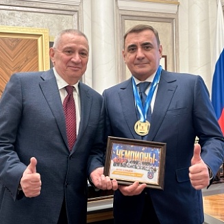 Александр Шамсутдинов передал золотую медаль Чемпионата России  по хоккею-следж Помощнику Президента РФ Алексею Геннадьевичу Дюмину  