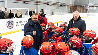 Председатель совета директоров ГК «Полипласт» Александр Зинурович Шамсутдинов и губернатор Курганской области Вадим Михайлович Шумков встретились с хоккеистами «Академии Михайлова»