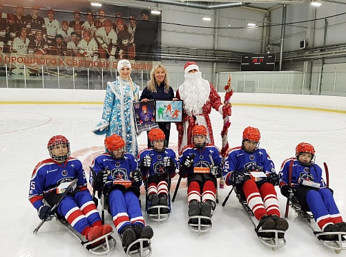  Детская команда "АКМ следж"  отметила Новый год на крайней тренировке уходящего года вместе с Дедом Морозом и Снегурочкой.  - фото 2